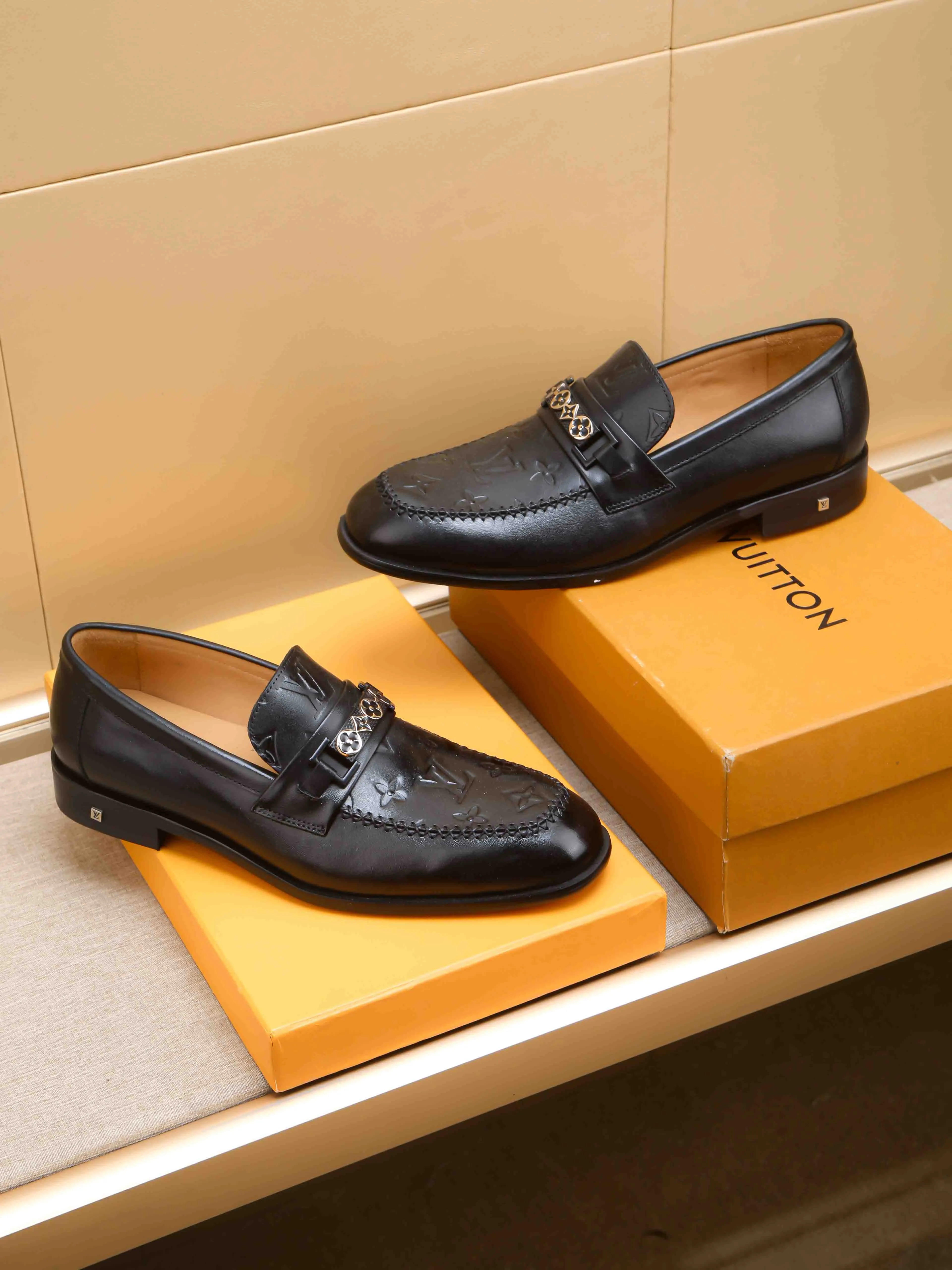 Men's shoes 💰 460 💰 Louis Vuitton LV ® 🆕 model 🔛Full shoe counter, first layer cowhide, 🐂leather lined casual shoes for men, super soft outsole, essential for driving. Counter synchronization, original first layer cowhide, completely 1:1 mold customization🌹top version, color optional! Number: 39-44 (customized at 38.45)